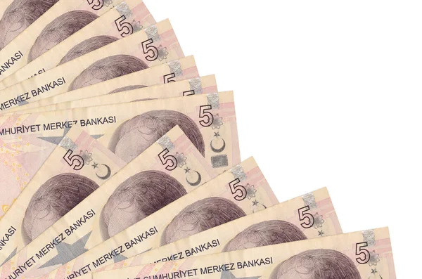 5 Türk lireti banknotları beyaz zemin üzerinde izole edilmiş, fotokopi alanı da pervaneye yakın duruyor. Maaş zamanı kavramı veya finansal işlemler