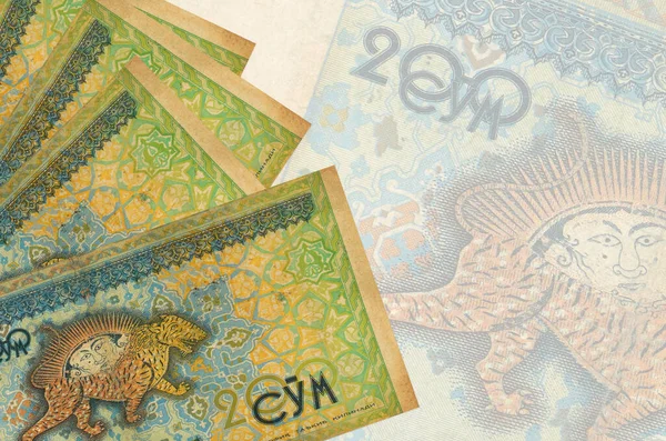 200 Banknotów Uzbekistani Som Leży Stosach Tle Dużego Półprzezroczystego Banknotu — Zdjęcie stockowe