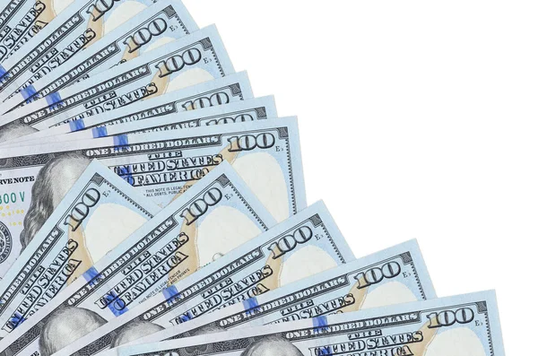 100 Amerikan doları banknotları beyaz arka planda izole edilmiş, fotokopi alanı da yakın planda. Maaş zamanı kavramı veya finansal işlemler