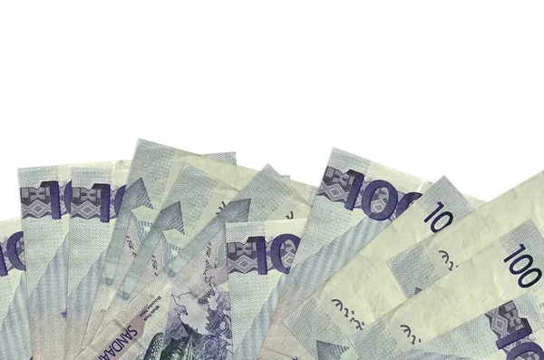 Ekranın alt tarafında 100 Filipin piso banknotu var. Beyaz arka planda izole edilmiş ve fotokopi alanı var. Paralı iş kavramları için arkaplan afişi şablonu