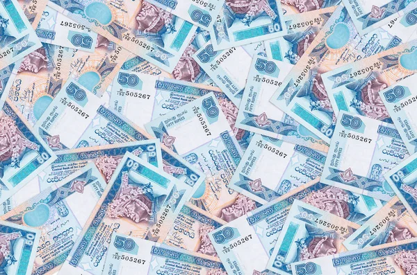 50 Sri Lanka rupisi büyük bir yığın halinde duruyor. Zengin yaşam kavramsal geçmişi. Büyük miktarda para.