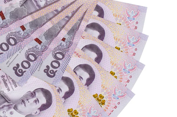 500 Tayland baht banknotları beyaz arka planda izole edilmiş bir şekilde duruyor ve fotokopi alanı fan şeklinde dizilmiş. Finansal işlemler kavramı