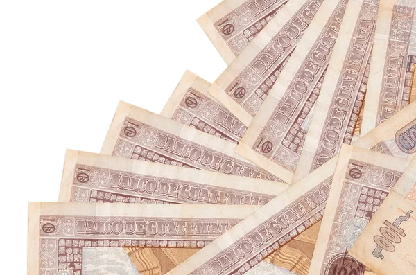 100 Guatemalalı quetzales banknotu beyaz üzerine izole edilmiş farklı bir sırayla yatar. Yerel bankacılık ya da para kazanma konsepti. İş arkaplanı afişi