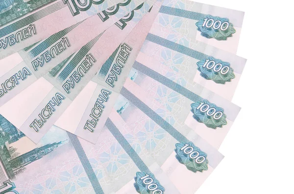 1000 Rus rublesi beyaz arka planda izole bir şekilde duruyor. Fan şeklinde fotokopi alanı da yakın planda. Finansal işlemler kavramı