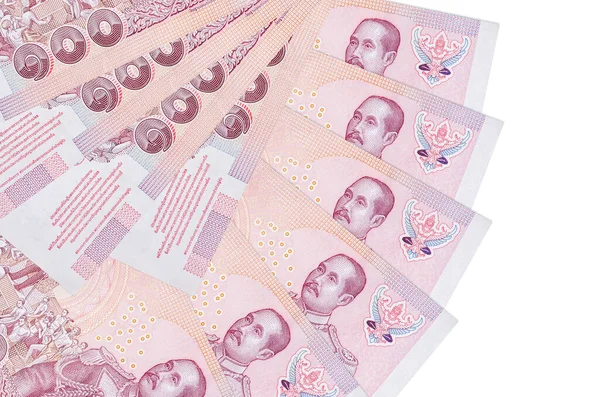 100 Tayland baht banknotları beyaz arka planda izole edilmiş bir şekilde duruyor ve fotokopi alanı fan şeklinde dizilmiş. Finansal işlemler kavramı
