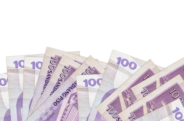 Ekranın alt tarafında 100 Filipin piso banknotu var. Beyaz arka planda izole edilmiş ve fotokopi alanı var. Paralı iş kavramları için arkaplan afişi şablonu