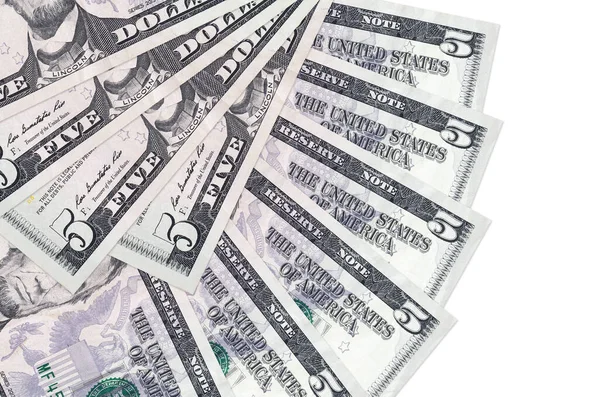 5 dolarlık banknotlar beyaz arka planda izole edilmiş, fotokopi alanı da yakın planda tutuluyor. Finansal işlemler kavramı