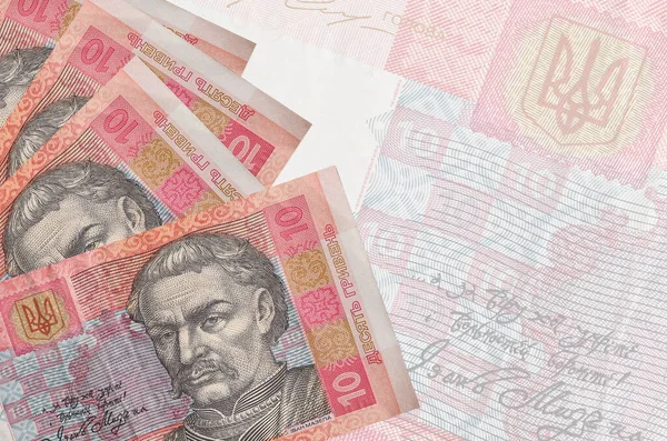 10 Ukrayna hrivniası banknotları büyük yarı şeffaf banknotların arka planında duruyor. Kopyalama alanı olan soyut iş arkaplanı