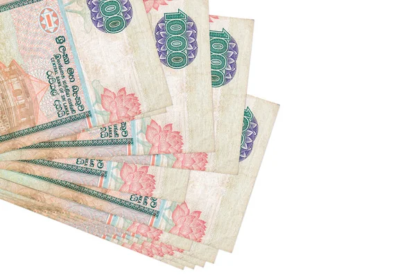 1000 Sri Lanka rupisi küçük gruplar halinde ya da beyaz paketler halinde yatar. Kopyalama alanı olan bir model. İş ve para değişimi kavramı