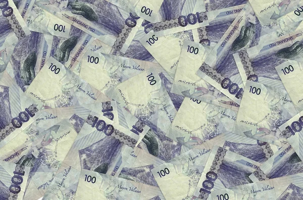 100 Filipin piso faturası büyük bir yığın halinde duruyor. Zengin yaşam kavramsal geçmişi. Büyük miktarda para.