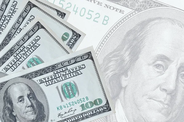 100 Amerikan doları banknotları büyük yarı şeffaf banknotların arka planında duruyor. Kopyalama alanı olan soyut iş arkaplanı