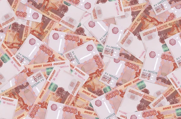 5000 Rus rublesi büyük bir yığın halinde duruyor. Zengin yaşam kavramsal geçmişi. Büyük miktarda para.