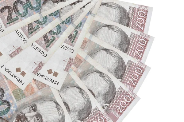 200 Hırvat kuna banknotu beyaz zemin üzerinde izole edilmiş, fotokopi alanı da fan şeklinde üst üste yığılmış. Finansal işlemler kavramı