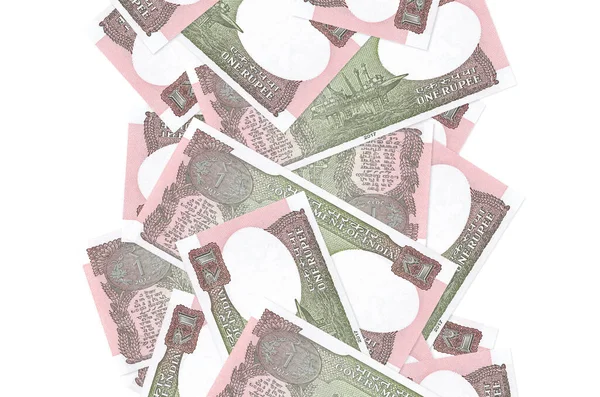 Beyaz üzerinde izole edilmiş 1 Hint rupisi. Birçok banknot sol ve sağ tarafta beyaz kopya alanı ile düşüyor