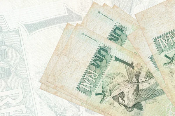 Настоящие Бразильские Купюры Лежат Стопке Фоне Большой Полупрозрачной Банкноты Абстрактное — стоковое фото