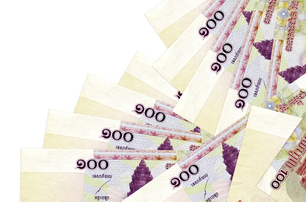 100 Kamboçyalı isyan yasası beyaza izole edilmiş farklı bir sırayla yatıyor. Yerel bankacılık ya da para kazanma konsepti. İş arkaplanı afişi