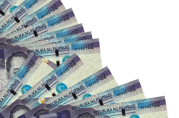100 Filipin piso banknotları beyaz arka planda izole edilmiş, fotokopi alanı da yakın planda tutuluyor. Maaş zamanı kavramı veya finansal işlemler