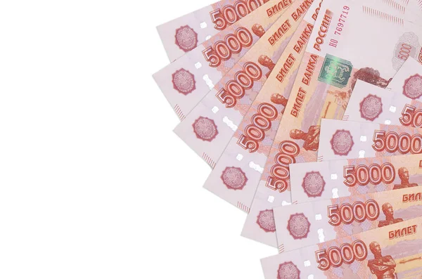 5000 Rus rublesi, fotokopi aletiyle beyaz arka planda izole bir şekilde duruyor. Zengin yaşam kavramsal geçmişi. Büyük miktarda ulusal para birimi zenginliği