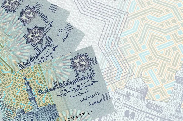 25 Mısır kuruşu banknotları büyük yarı şeffaf banknotların arka planında duruyor. Kopyalama alanı olan soyut iş arkaplanı