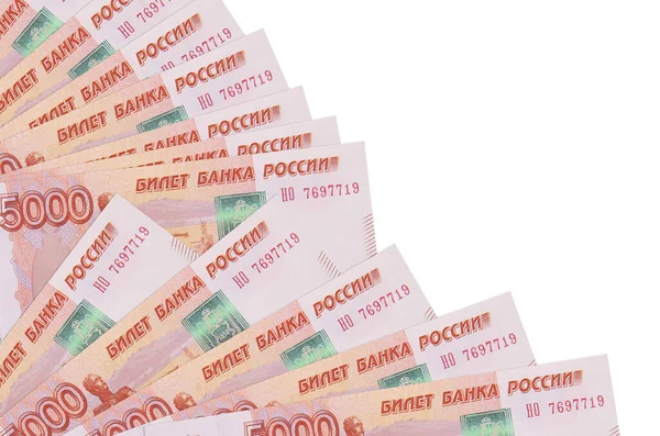 5000 러시아 지폐는 배경에 배치되어 공간은 팬들로 빽빽하게 — 스톡 사진