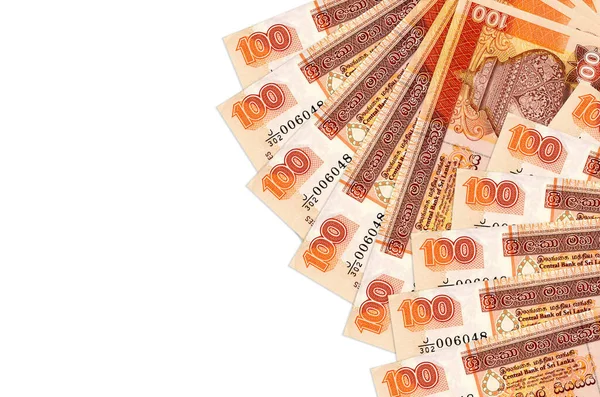 100 Sri Lanka Rupisi banknotları beyaz arka planda fotokopi alanı ile izole bir şekilde duruyor. Zengin yaşam kavramsal geçmişi. Büyük miktarda ulusal para birimi zenginliği