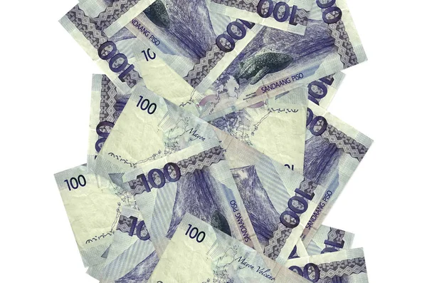100 Filipin piso banknotları beyazın üzerinde izole bir şekilde uçuyor. Birçok banknot sol ve sağ tarafta beyaz kopya alanı ile düşüyor