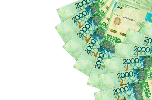 2000 Kazakistanlı tenge banknotları beyaz arka planda, kopyalama alanı ile izole edilmiş olarak yatar. Zengin yaşam kavramsal geçmişi. Büyük miktarda ulusal para birimi zenginliği