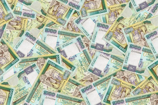 1000 Sri Lanka rupisi büyük bir yığın halinde duruyor. Zengin yaşam kavramsal geçmişi. Büyük miktarda para.