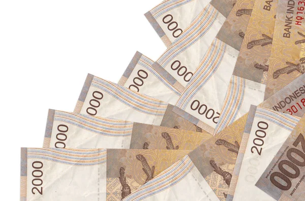 2000 Endonezya rupiası banknotları beyaza izole edilmiş farklı bir sırayla yatar. Yerel bankacılık ya da para kazanma konsepti. İş arkaplanı afişi