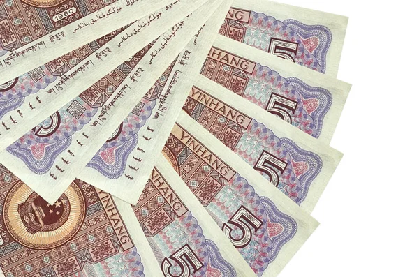 5 Çin yuanı banknotları beyaz arka planda izole bir şekilde duruyor ve fotokopi alanı fan şeklinde dizilmiş. Finansal işlemler kavramı