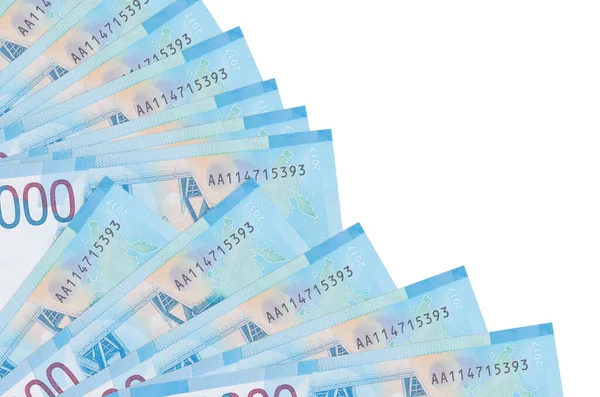 2000 Rus Rublesi banknotları beyaz arka planda izole bir şekilde duruyor. Fan kaplamasında da fotokopi alanı var. Maaş zamanı kavramı veya finansal işlemler