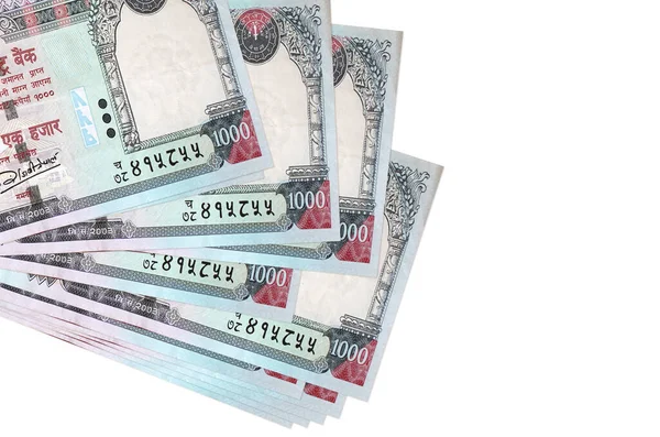1000 Nepal rupisi küçük gruplar halinde ya da beyaz paketler halinde yatar. Kopyalama alanı olan bir model. İş ve para değişimi kavramı