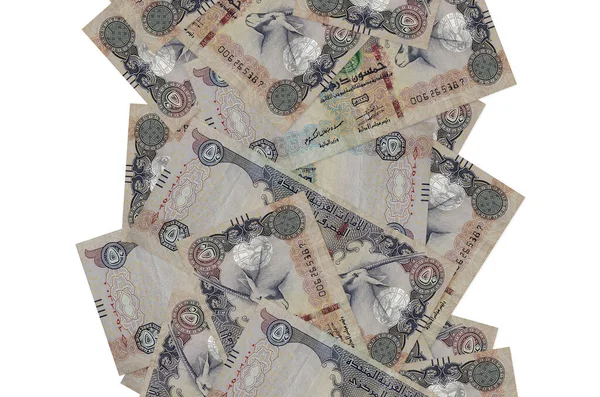 50 tane İHA Dirhams banknotu beyazın üzerinde izole bir şekilde uçuyor. Birçok banknot sol ve sağ tarafta beyaz kopya alanı ile düşüyor