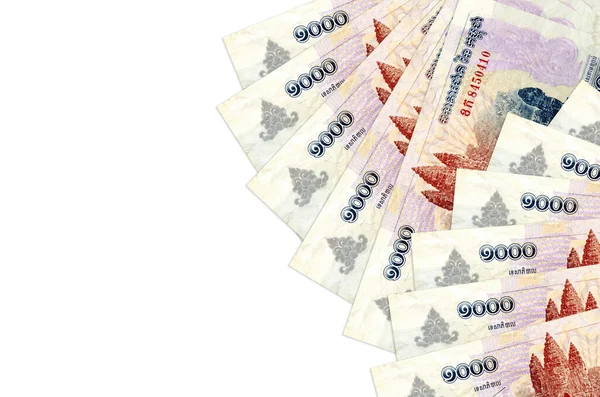 1000 Kamboçyalı isyan yasası, beyaz arka planda fotokopi alanı ile izole bir şekilde duruyor. Zengin yaşam kavramsal geçmişi. Büyük miktarda ulusal para birimi zenginliği