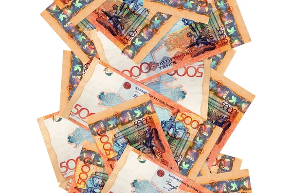 5000 Kazakistan tenge senedi beyazın üzerinde izole bir şekilde uçuyor. Birçok banknot sol ve sağ tarafta beyaz kopya alanı ile düşüyor