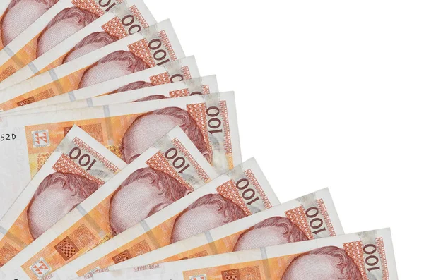 100 adet Hırvat kuna banknotu beyaz arka planda izole edilmiş, fotokopi alanı da pervaneye yakın duruyor. Maaş zamanı kavramı veya finansal işlemler