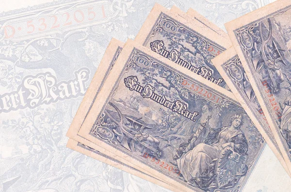 100 Rijk Markeert Biljetten Ligt Stapel Achtergrond Van Grote Semi — Stockfoto