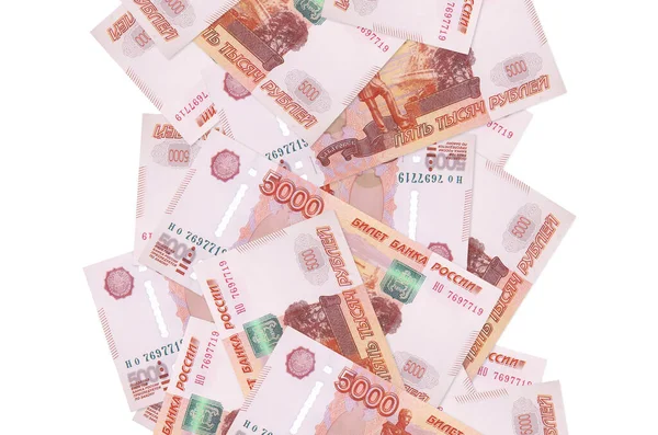 5000 Rus rublesi beyazın üzerinde izole bir şekilde aşağı uçuyor. Birçok banknot sol ve sağ tarafta beyaz kopya alanı ile düşüyor