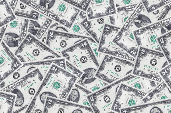 2 dolarlık banknotlar büyük yığının içinde yatıyor. Zengin yaşam kavramsal geçmişi. Büyük miktarda para.