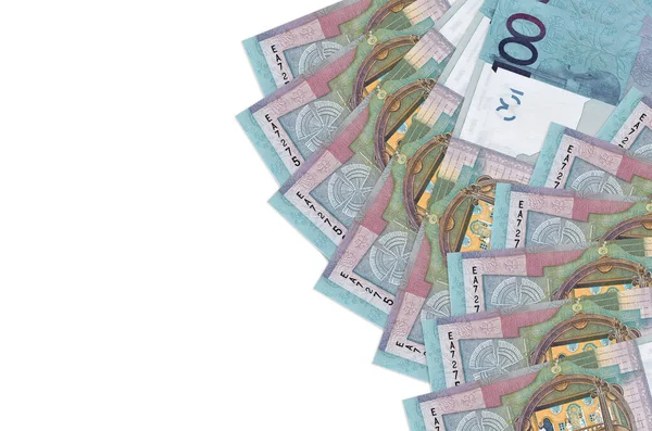 100 Belorus rublesi banknotları beyaz arka planda, kopyalama alanı ile izole bir şekilde duruyor. Zengin yaşam kavramsal geçmişi. Büyük miktarda ulusal para birimi zenginliği