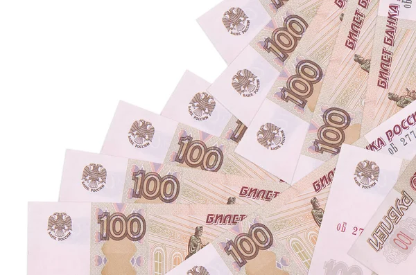 100 rusya rublesi banknotları beyaza izole edilmiş farklı bir sırayla yatar. Yerel bankacılık ya da para kazanma konsepti. İş arkaplanı afişi