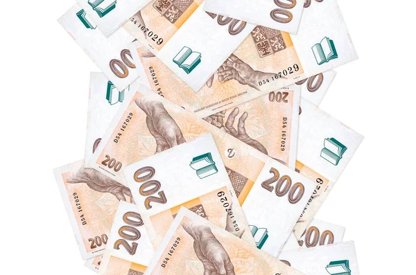 200 Çek korun banknotu beyazın üzerinde izole bir şekilde uçuyor. Birçok banknot sol ve sağ tarafta beyaz kopya alanı ile düşüyor