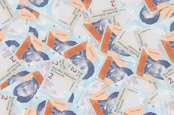 2 Venezuela Bolivar banknotu büyük bir yığın halinde duruyor. Zengin yaşam kavramsal geçmişi. Büyük miktarda para.