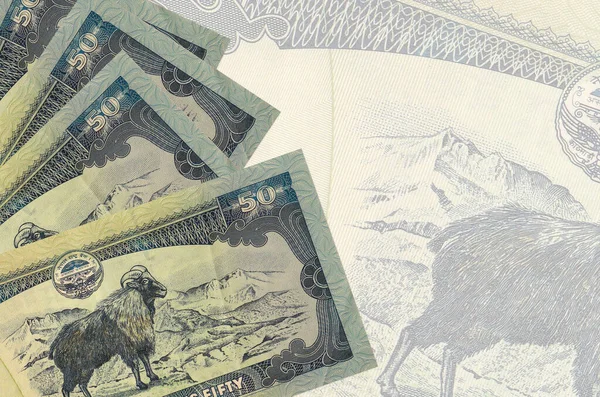 50 Nepal rupi banknotları büyük yarı şeffaf banknotların arka planında duruyor. Kopyalama alanı olan soyut iş arkaplanı