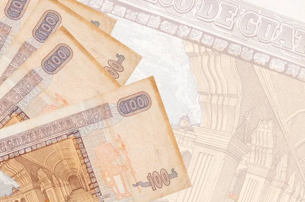 100份危地马拉格查尔钞票在半透明的大钞票的背景下堆积起来 带有复制空间的业务背景摘要 — 图库照片