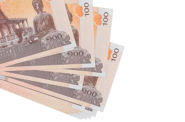 100 Kamboçyalı isyan senedi küçük gruplar halinde ya da beyazlar üzerine izole edilmiş paketler halinde yatar. Kopyalama alanı olan bir model. İş ve para değişimi kavramı