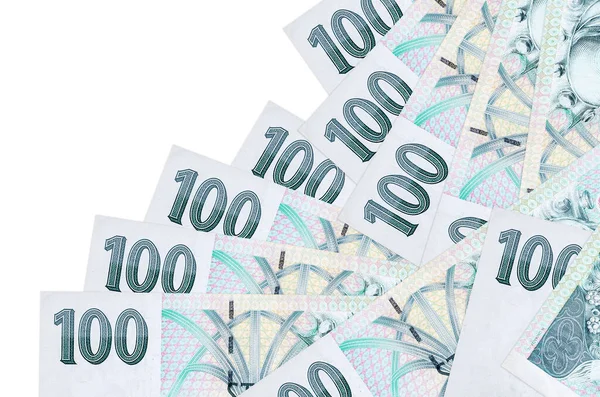 100 Çek korun banknotu beyaza izole edilmiş farklı bir sırayla yatar. Yerel bankacılık ya da para kazanma konsepti. İş arkaplanı afişi