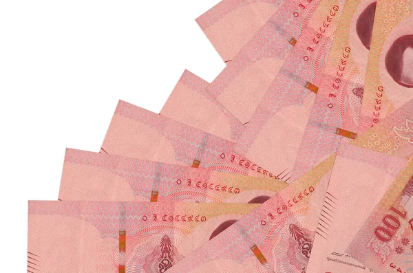 100 Tayland Baht banknotu beyaza izole edilmiş farklı bir sırayla yatar. Yerel bankacılık ya da para kazanma konsepti. İş arkaplanı afişi