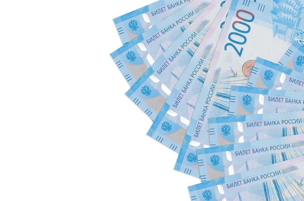 2000 Rus rublesi banknotları beyaz arka planda, kopyalama alanı ile izole bir şekilde duruyor. Zengin yaşam kavramsal geçmişi. Büyük miktarda ulusal para birimi zenginliği