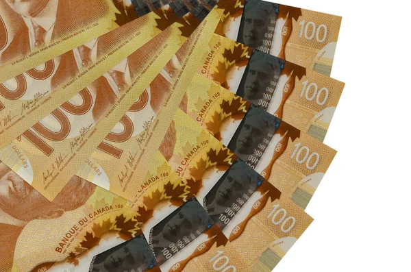 100 Kanada doları banknotları beyaz arka planda izole edilmiş, fotokopi alanı da yakın planda tutuluyor. Finansal işlemler kavramı